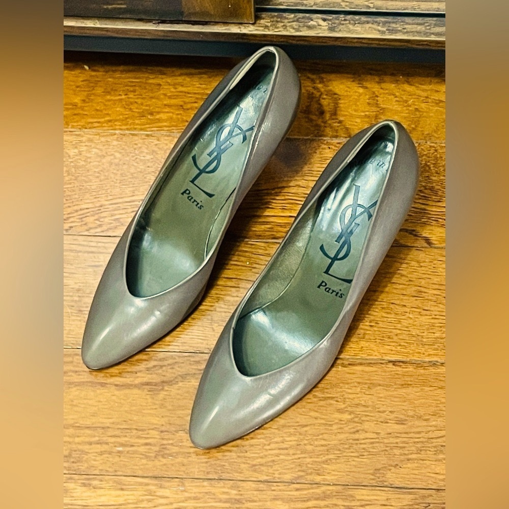 VINTAGE NWOT Yves Saint Laurent Taupe Leather Pumps - Picture 3 of 14